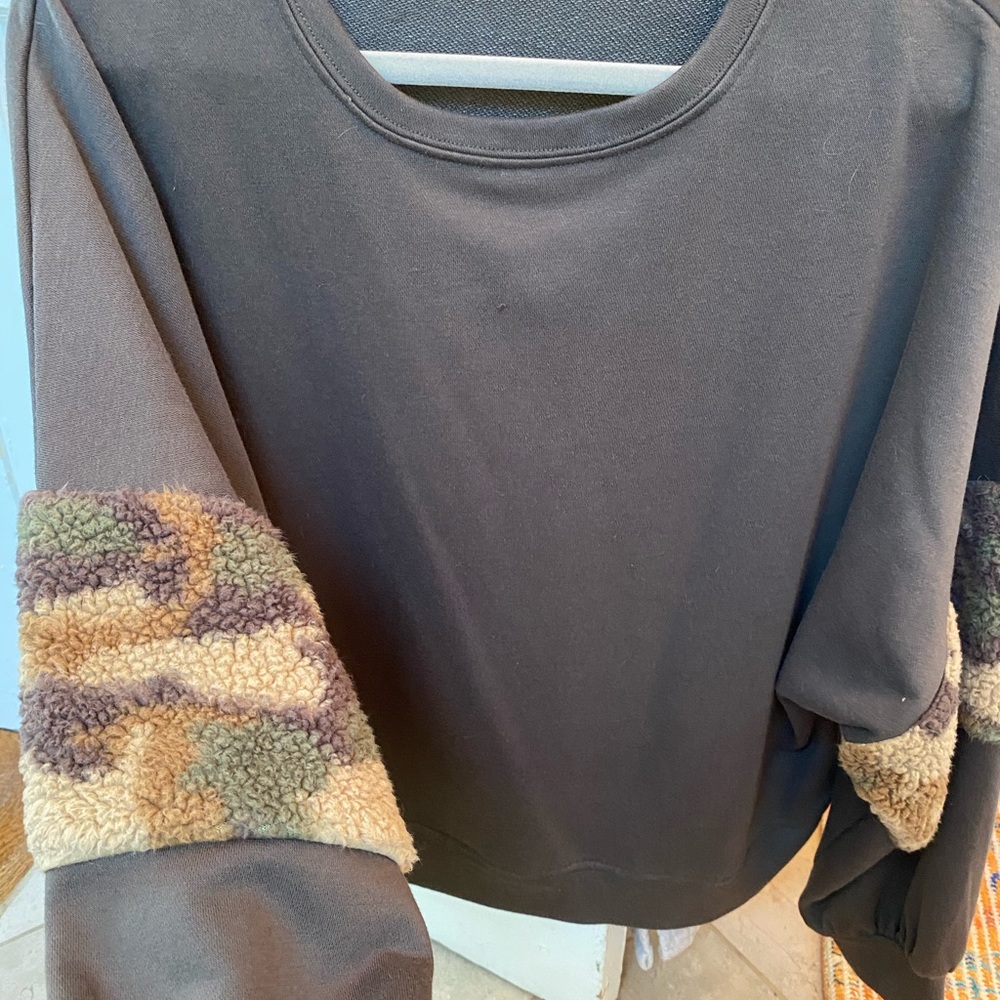 IJOAH sweatshirt with camo sleeves